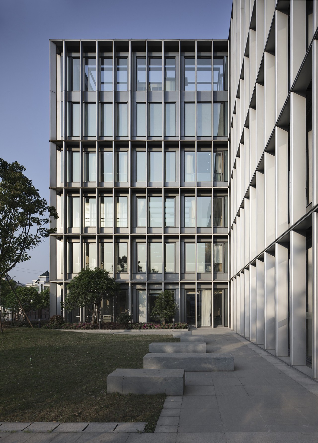 嘈杂基地环境下如何设计出清雅的办公空间？这个项目给你最好的答案-8