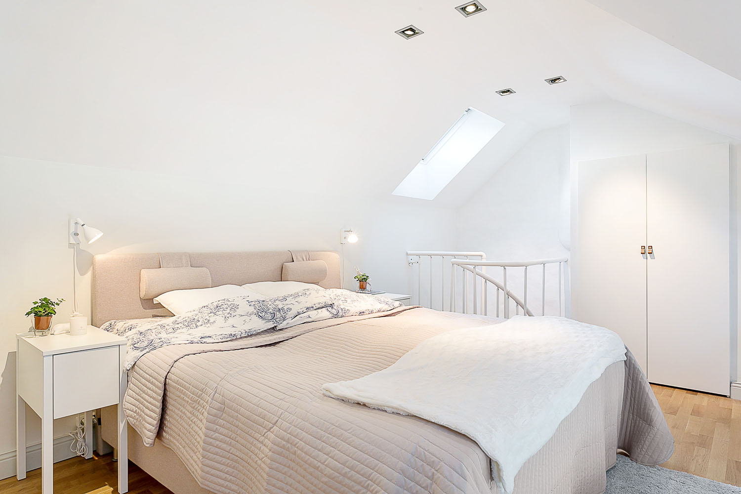 白色梦幻88平两居室公寓设计-16