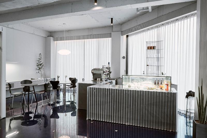 白色调现代咖啡馆，极简风格中的点睛之笔-4