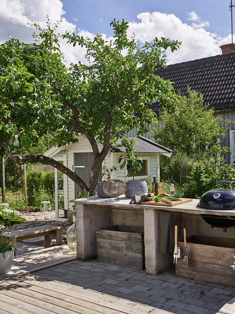 瑞典年轻家庭打造白色夏日小屋，自然与现代的完美融合-5