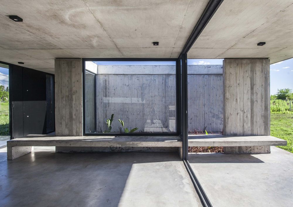 阿根廷查卡 93 号住宅 | 混凝土与木炭色遮阳篷的简约魅力-23