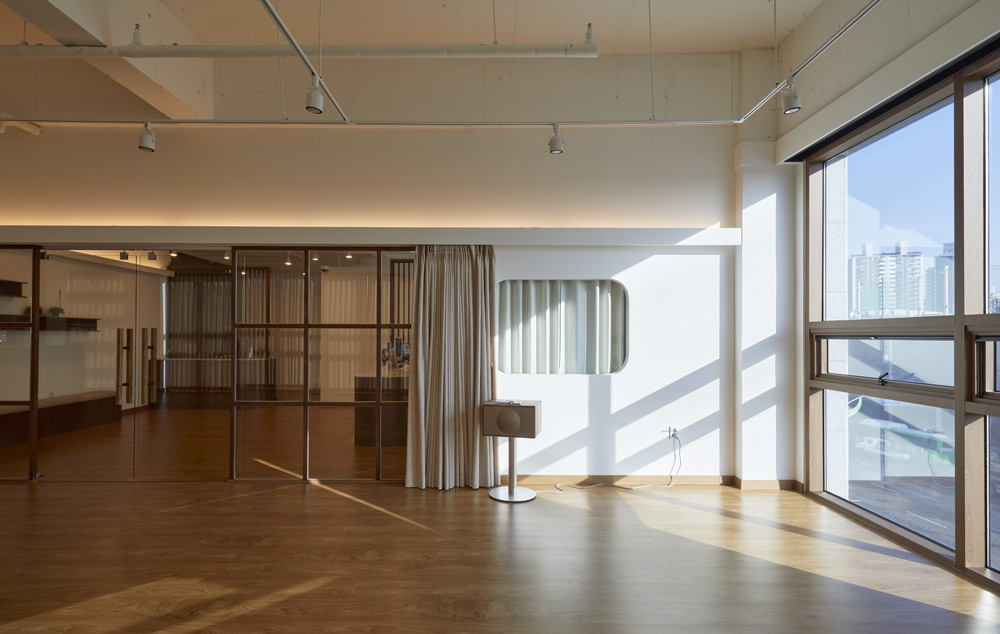 白色与木质的碰撞 | 50 平米瑜伽空间的极简设计-12