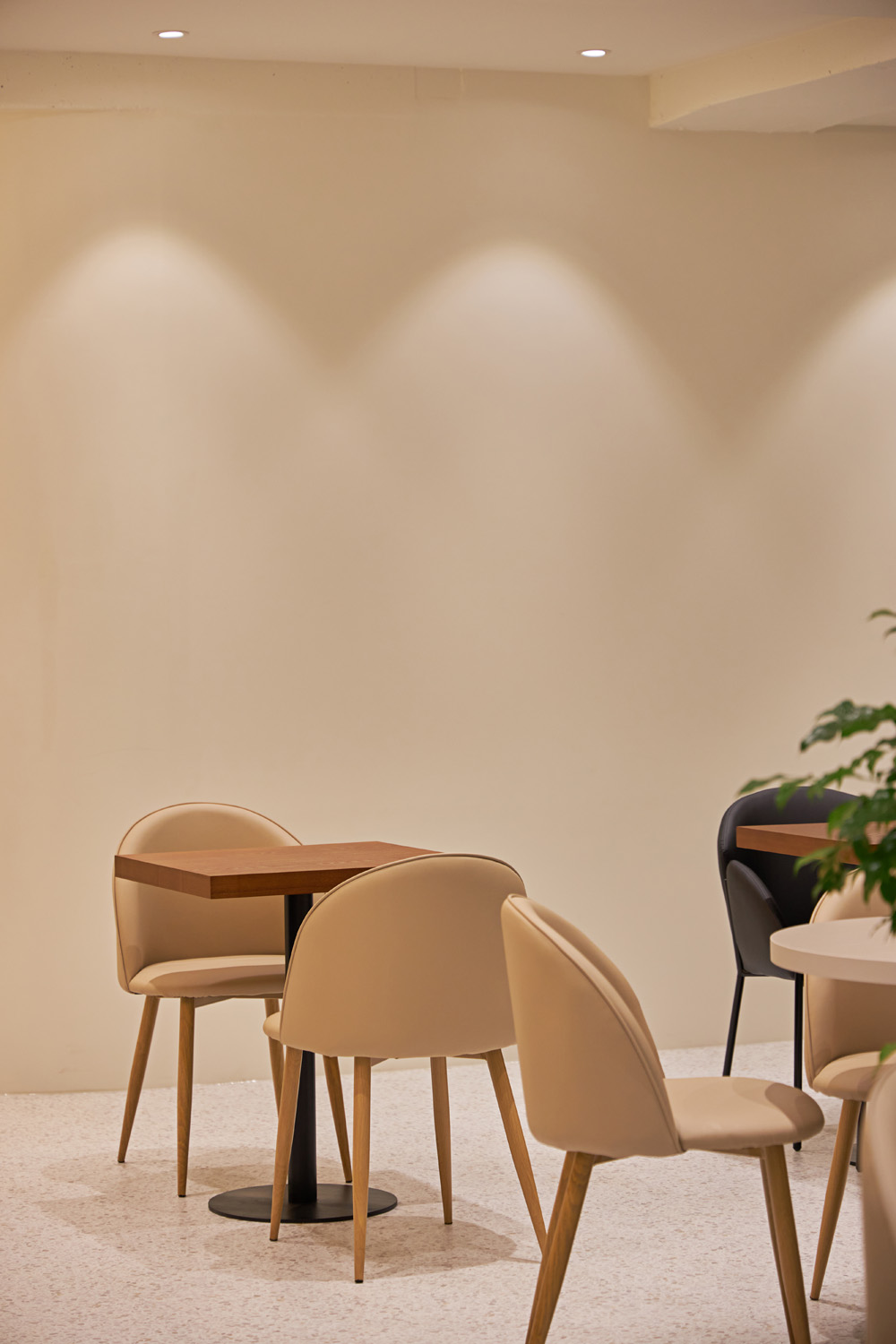 白色与木色交融，34 平米咖啡厅的极简设计魅力-14