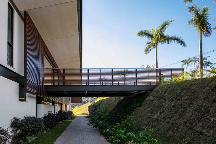 巴西自然景观中的社交俱乐部总部-19