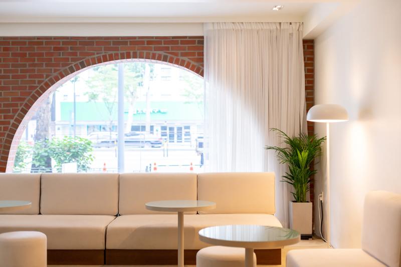 25 坪温暖氛围的白色与木质调咖啡馆设计-14