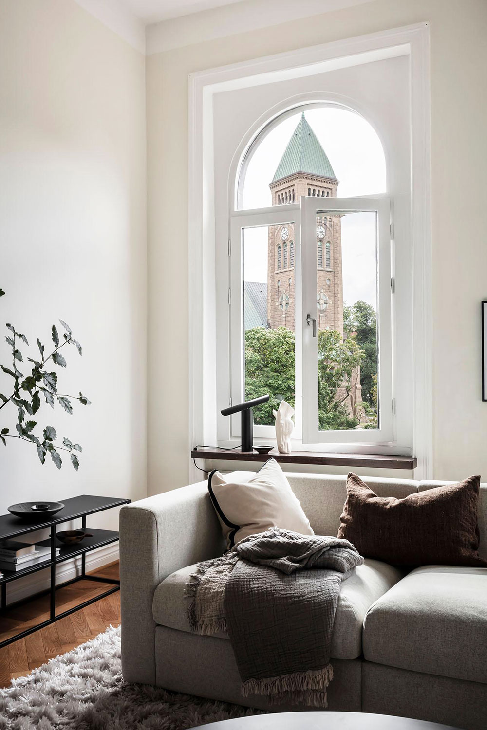 哥德堡优雅公寓，极简设计突显百年建筑之美-2