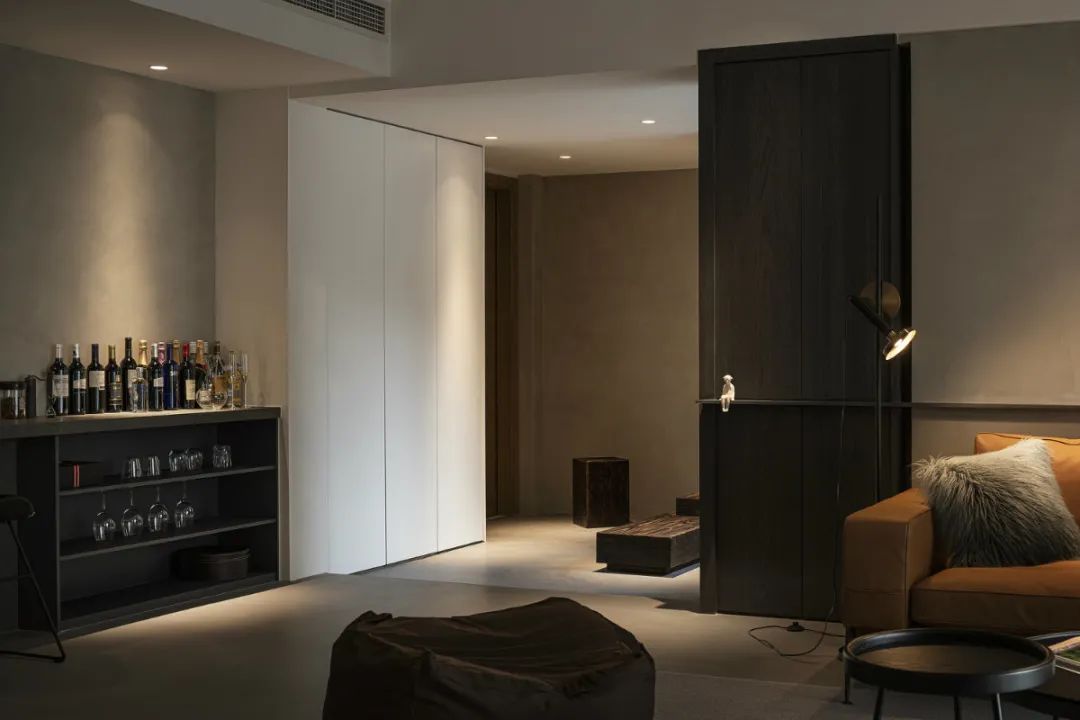 焦糖木肌理,构建内敛沉静的居家空间-4