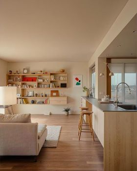 阳光漫过木作肌理，把温柔的奶油色揉进日常