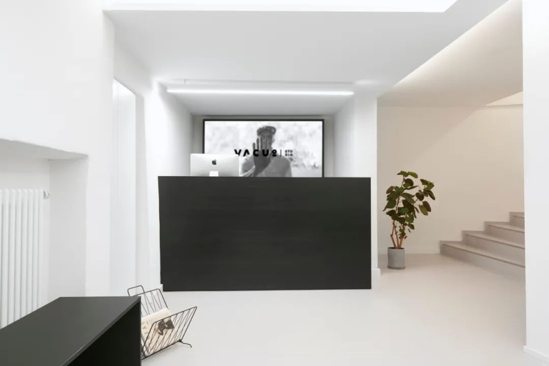 德国奥斯纳布鲁克 Vacuo 纹身工作室,历史建筑中的极简美学-6