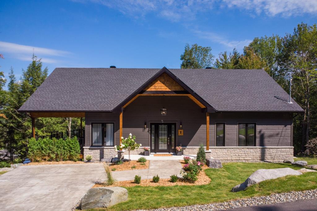 LacBrome地区农舍风格新住宅丨加拿大魁北克丨Joli Joli Design-0