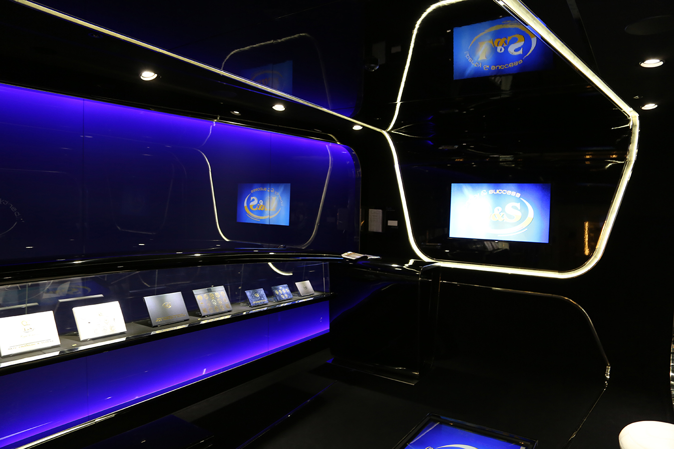 乌克兰科技未来主义展厅设计-27