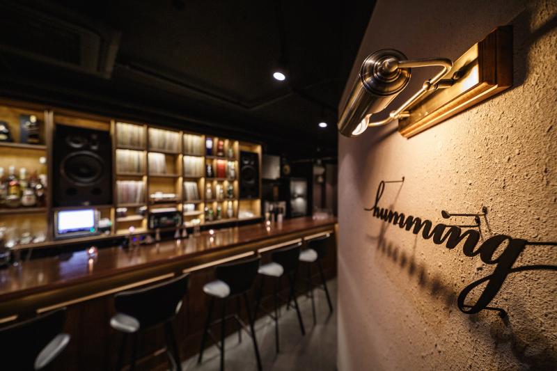 照明点缀的十平米温馨小酒吧设计-8