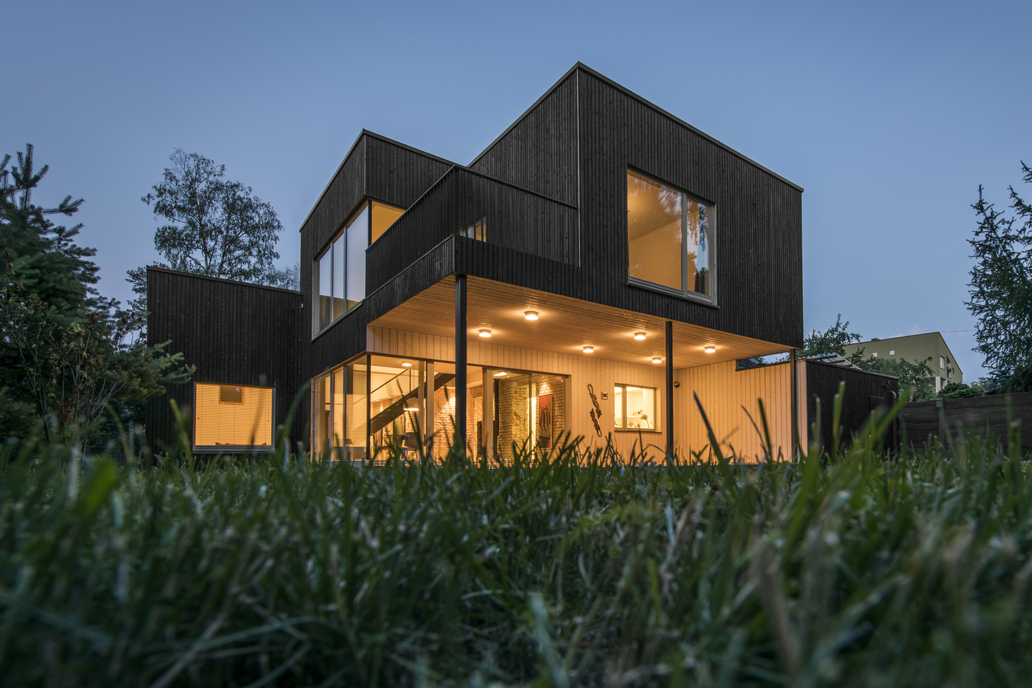 松树林中的现代住宅-27