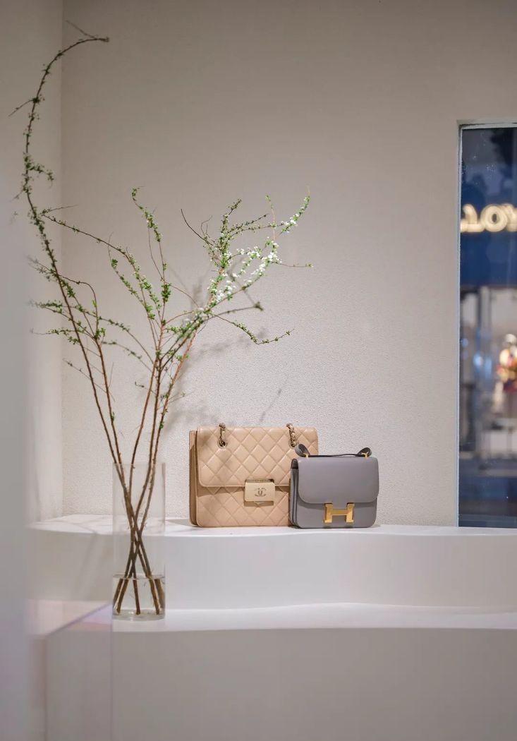 AO×DESIGN 奢侈品店的悬浮桥梁设计-14