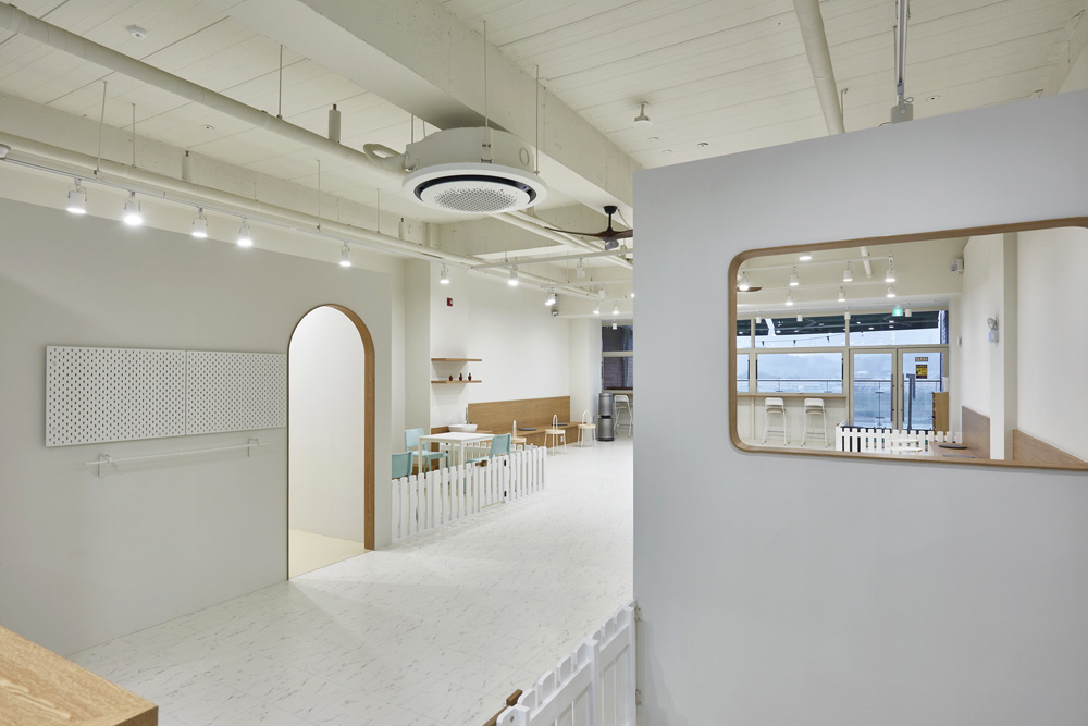 白色木纹打造 37 平米简约咖啡厅-2