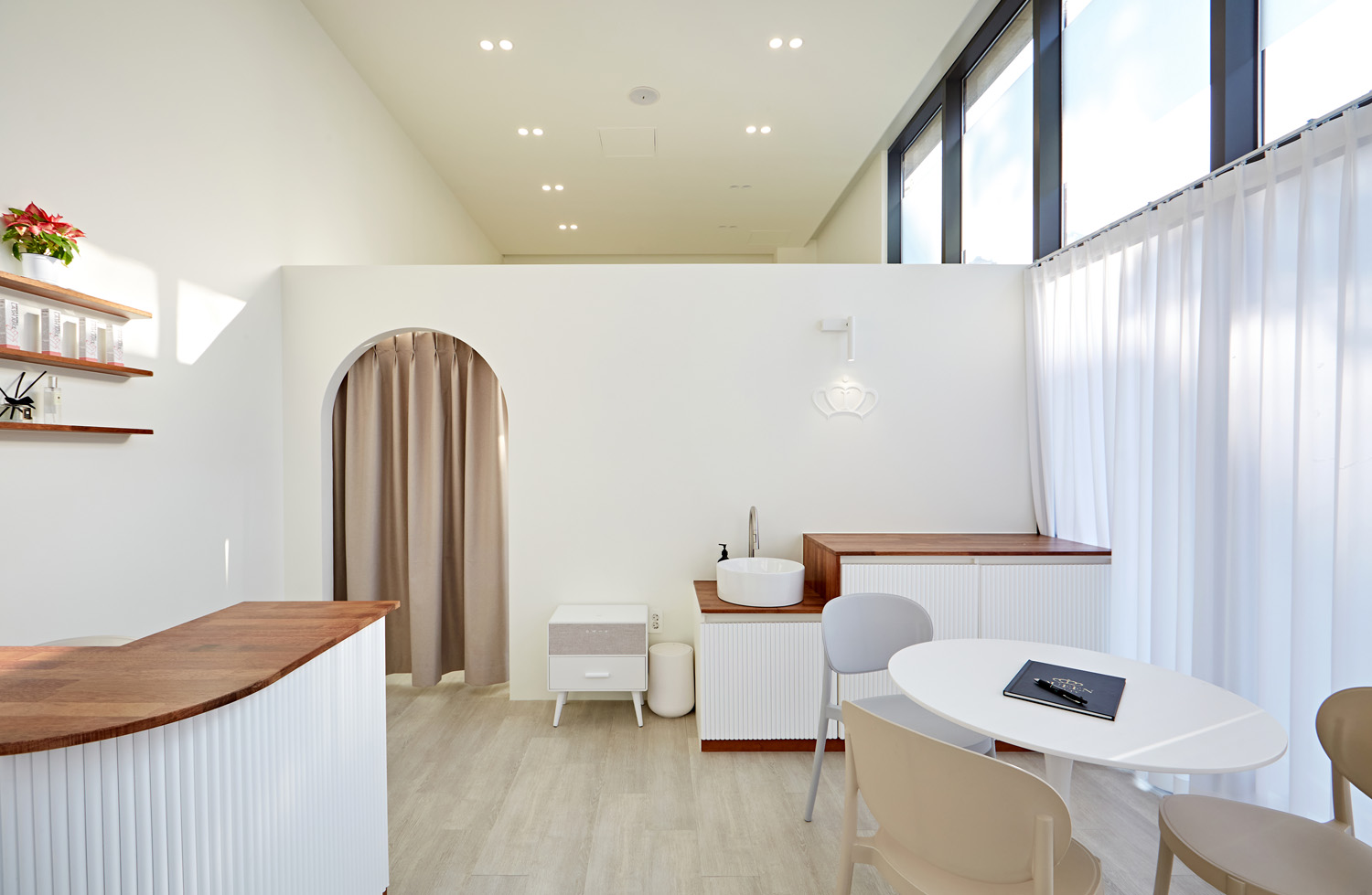 白色调的 11 层视听室，极简设计的完美呈现-4