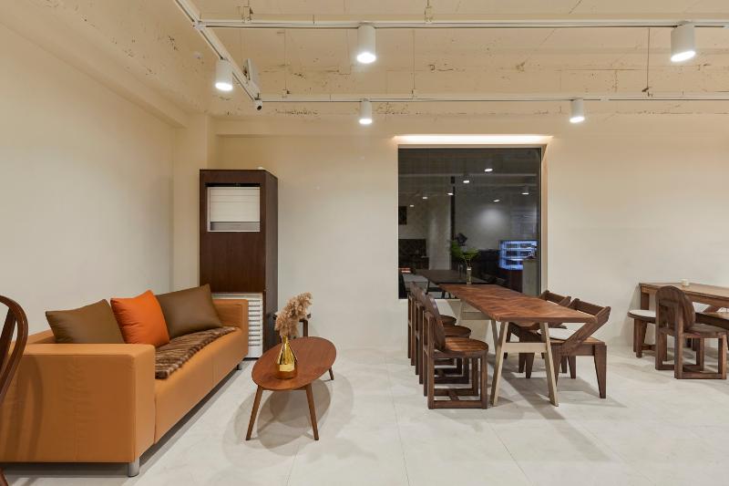 27 坪极简风咖啡厅，明亮照明点亮温馨空间-10