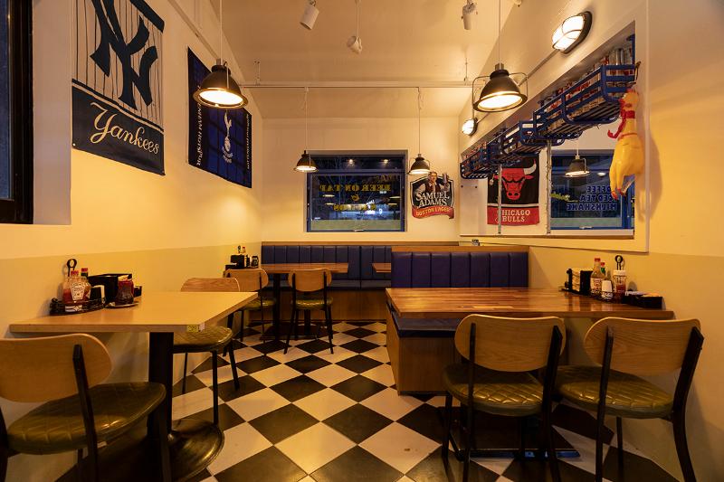 美式复古风 20 平米小咖啡馆设计-5