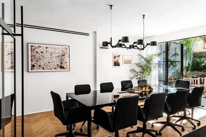 特拉维夫公寓改造,Qumra Capital 办公室的黑白极简魅力-29