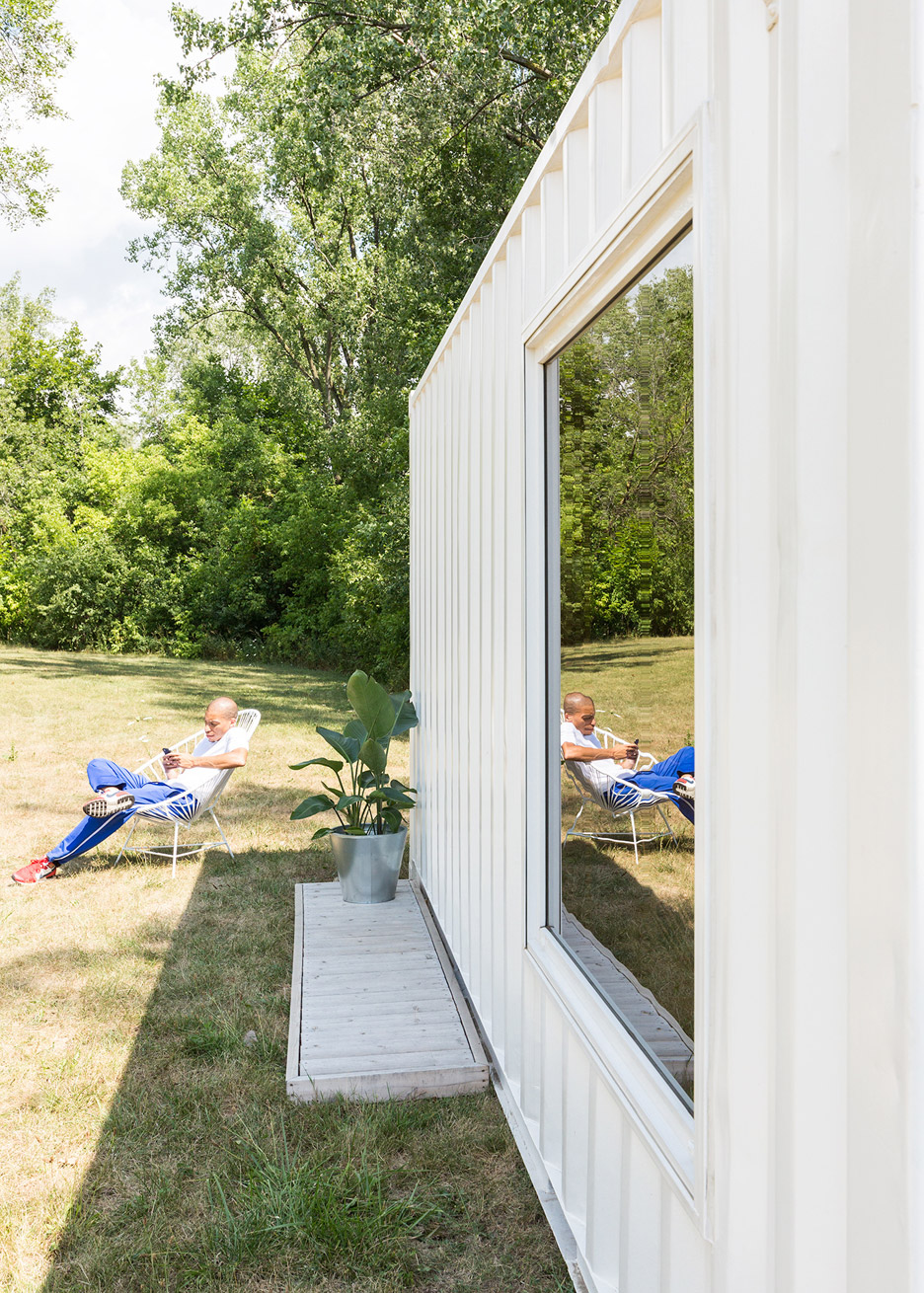 白色集装箱变身高档运动品牌临时展厅-22