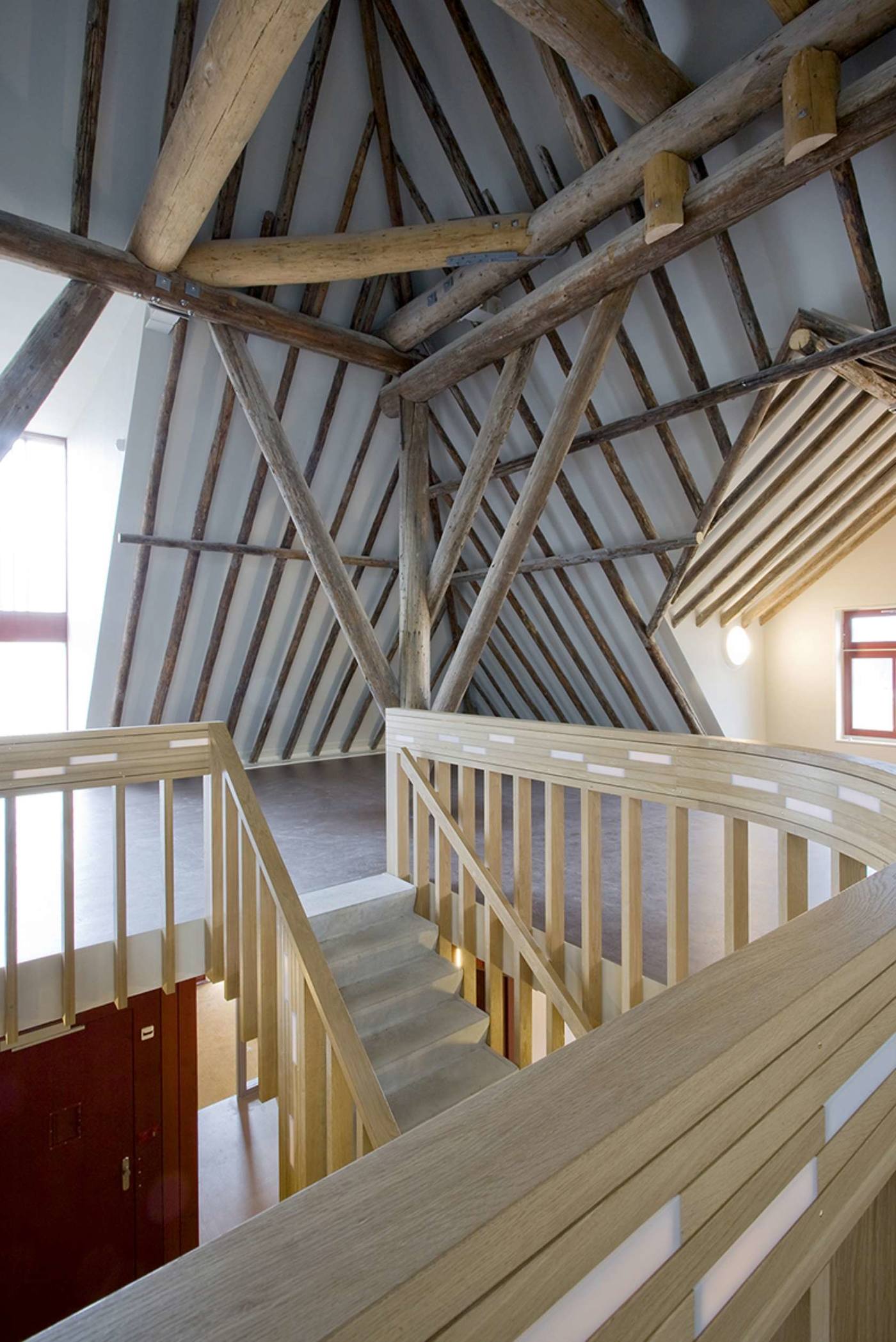 翻新旧农舍包容无助的人，同建筑一般脱胎换骨-5