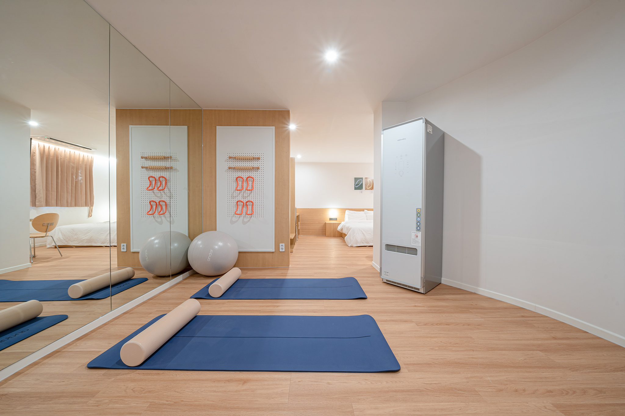 白色与木质，打造 21 间客房的极简酒店-20