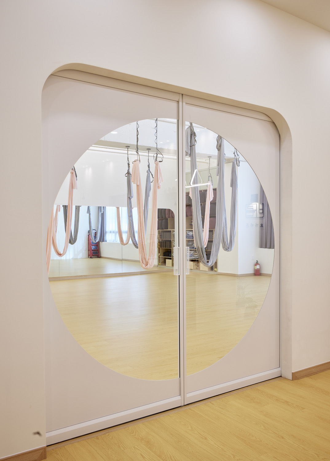 舒适 67 平瑜伽学院，白色与木纹的宁静空间-20