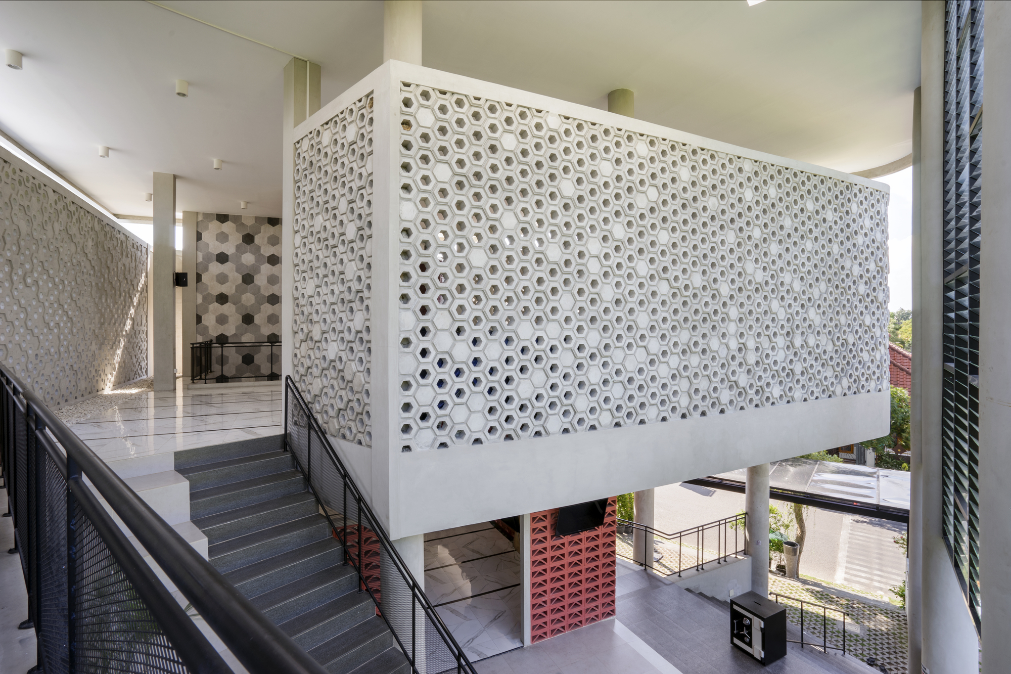 Honeycomb Mosque / Andyrahman Architect-20