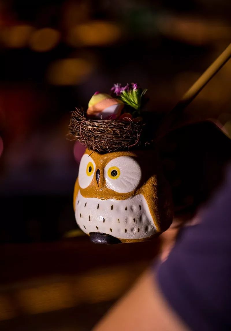 奈雪“黑化”开酒吧了？这设计女生来了就不想走！-42