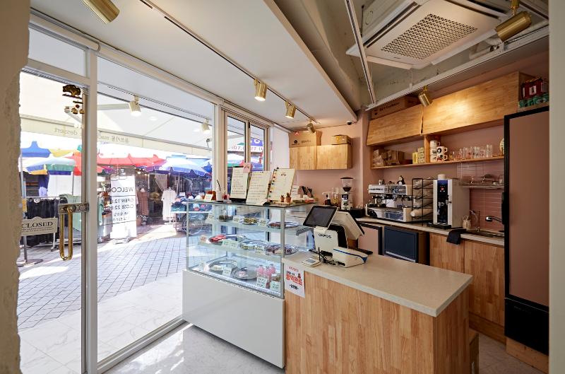 首尔尹氏咖啡厅 | 8 坪空间里的白色与原木魅力-3