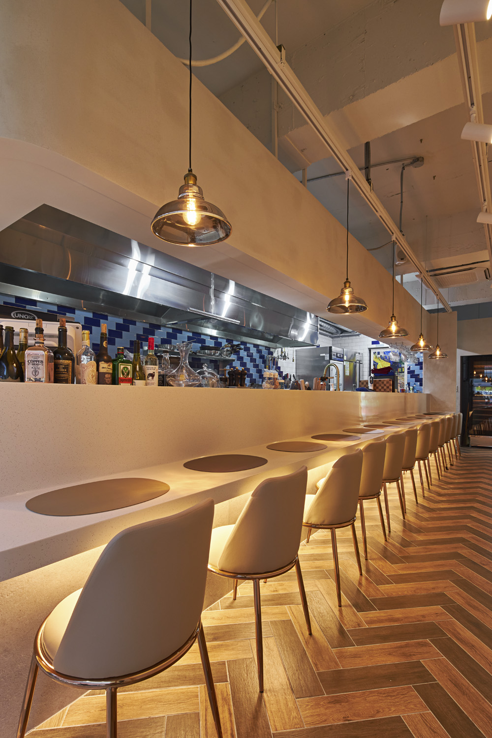 光影交织的 21 平米高级餐厅设计-7