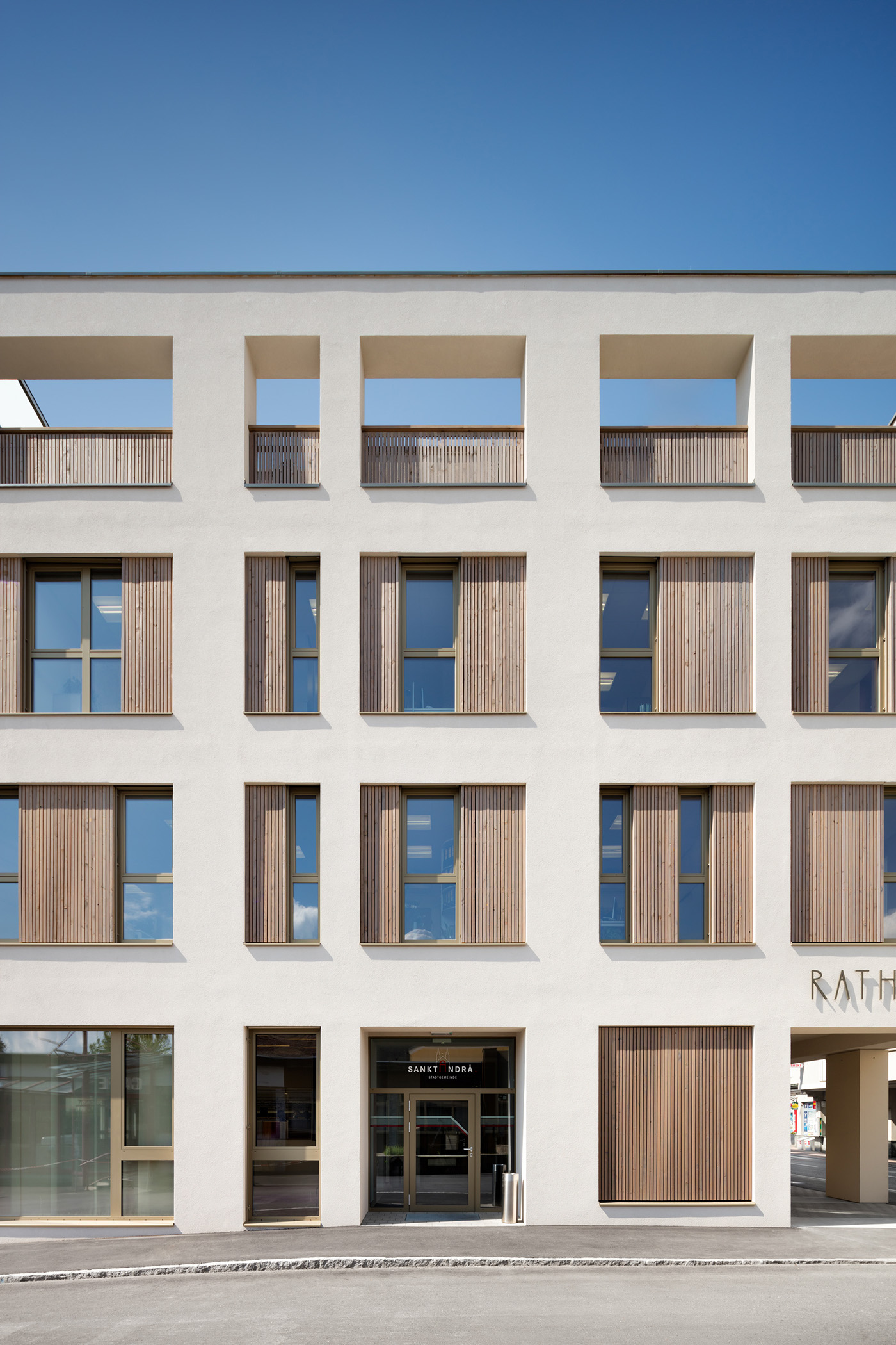 古城重生，现代多功能市政厅-15