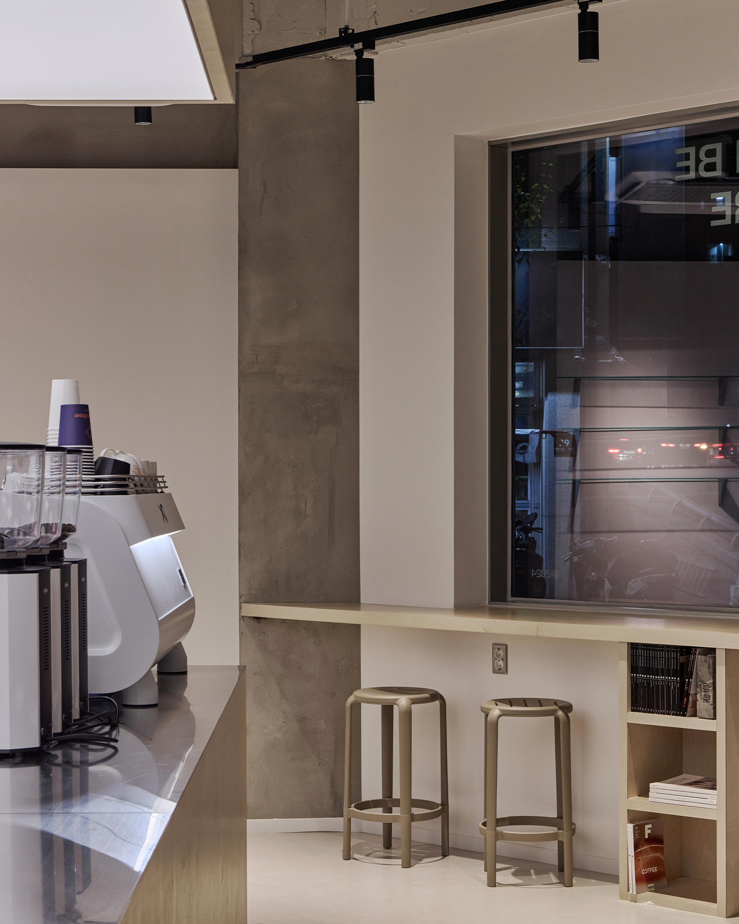 由于 Hoffee Doffee 不是常见的英文词汇组合，没有明确的、约定俗成的含义，难以准确翻译这可能是一个自创的品牌名、昵称或特定情境下使用的词语因此，无法提供准确翻译 丨Docent Design-9