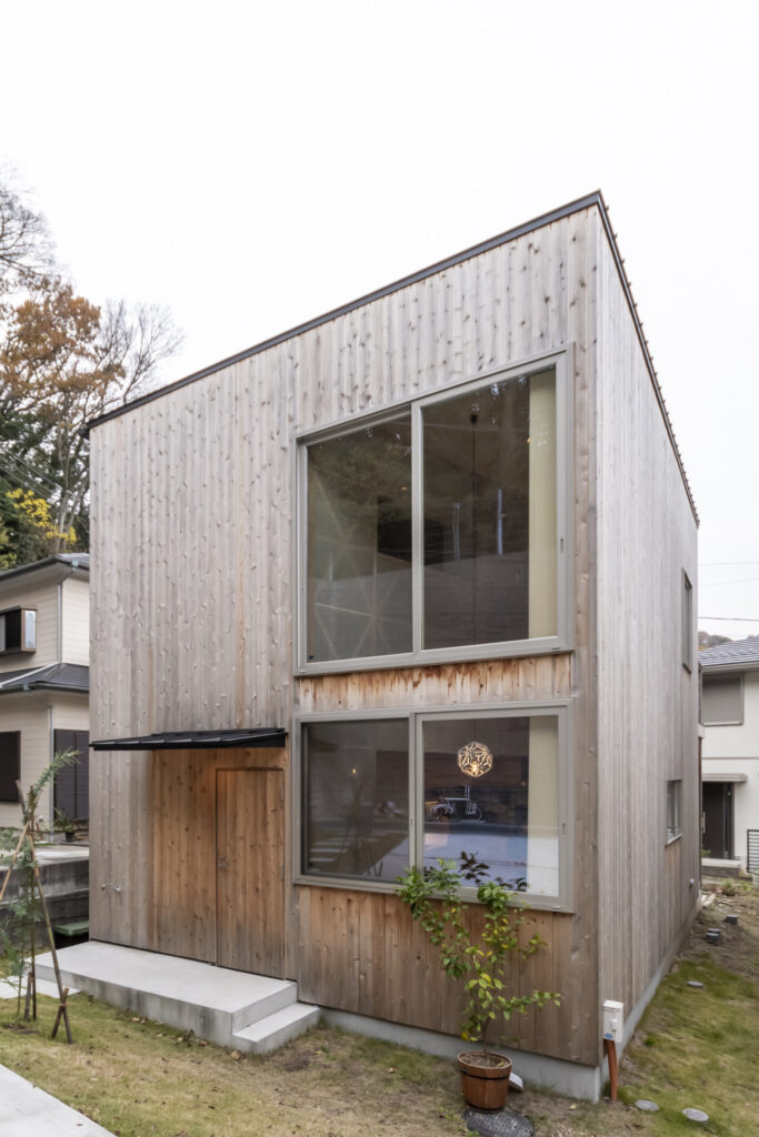 葉山に移り住み、人生が変わった――　ストーリーの詰まった“ふつうではない家” | Architecture | 100%LiFE-15