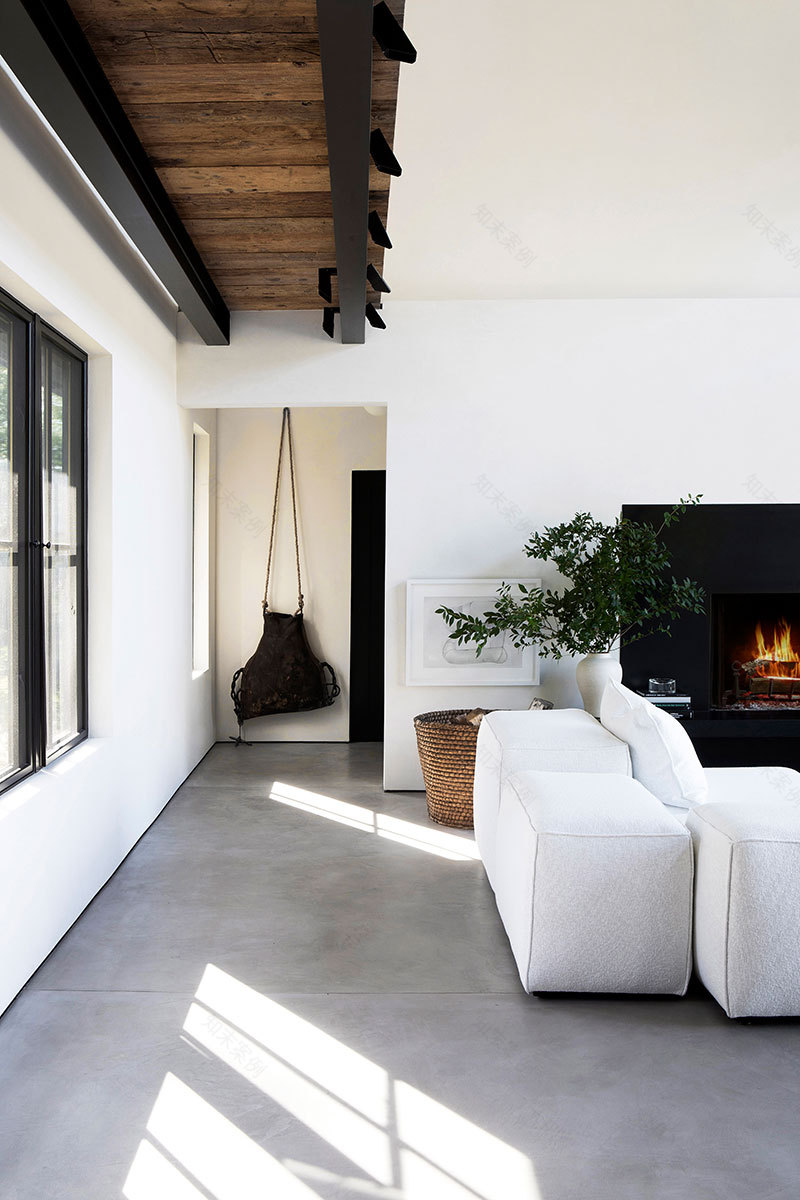 黑白对比的神秘 Hamptons 之家-5