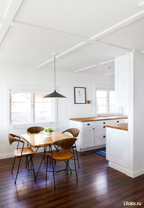 白色带挂墙搁板的P形厨房室内设计-18