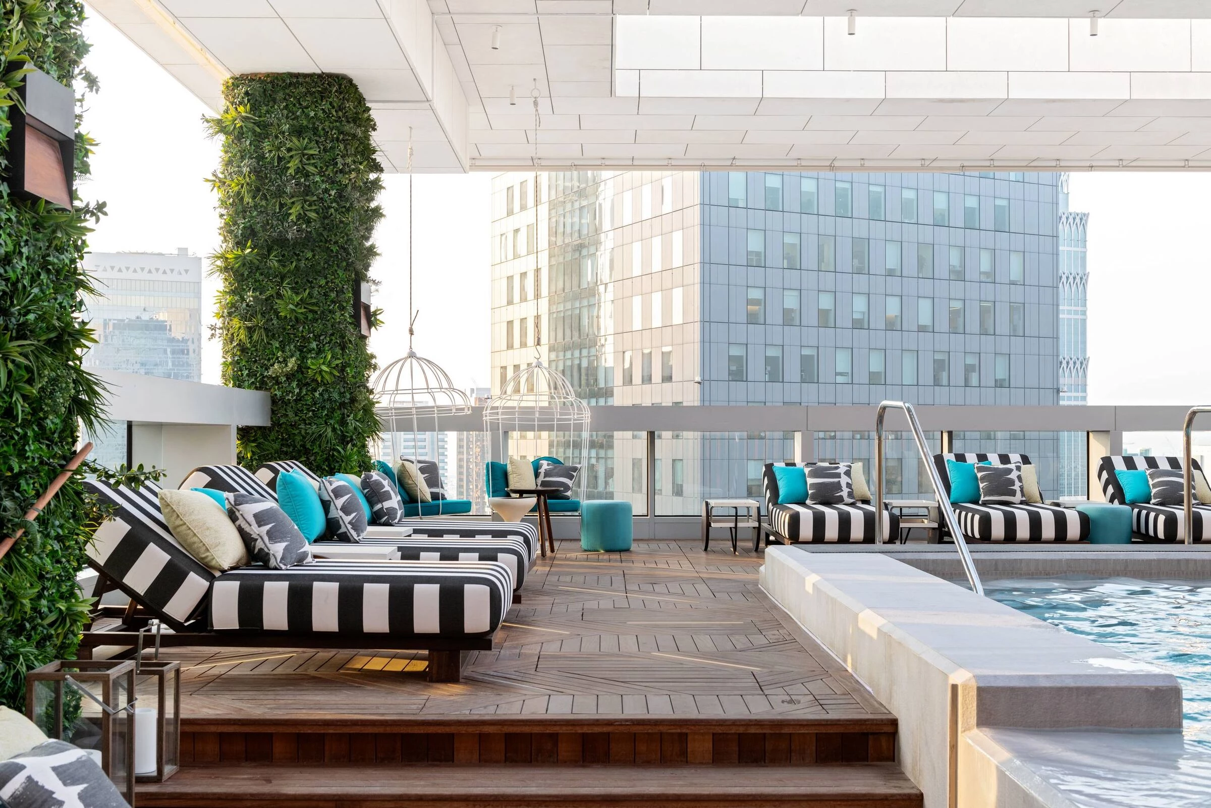 迪拜 Waldorf Astoria 酒店 St. Trop 池畔餐厅设计-6