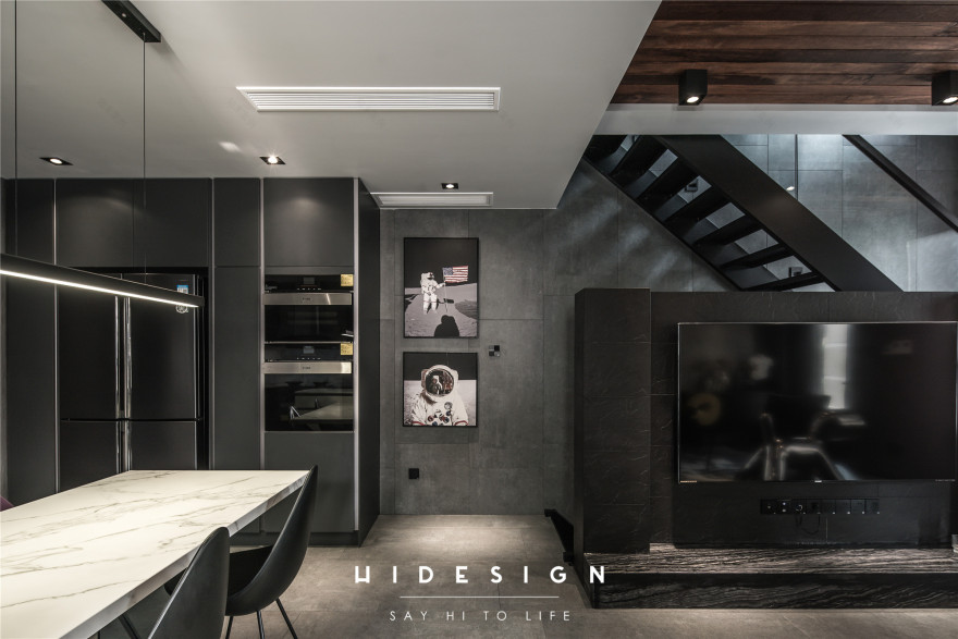 深色工业风重塑阿斯加德,功能分区打造年轻夫妻理想居所-14