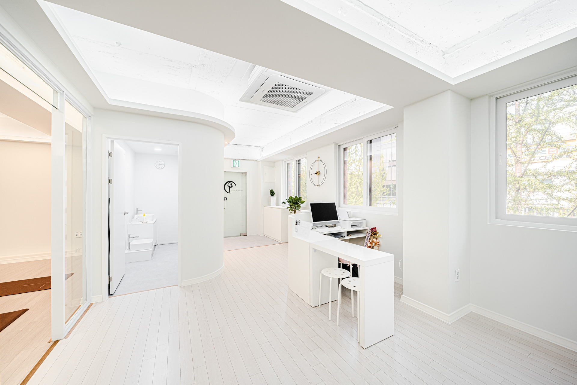 白色极简瑜伽馆 | 现代设计的完美体现-8