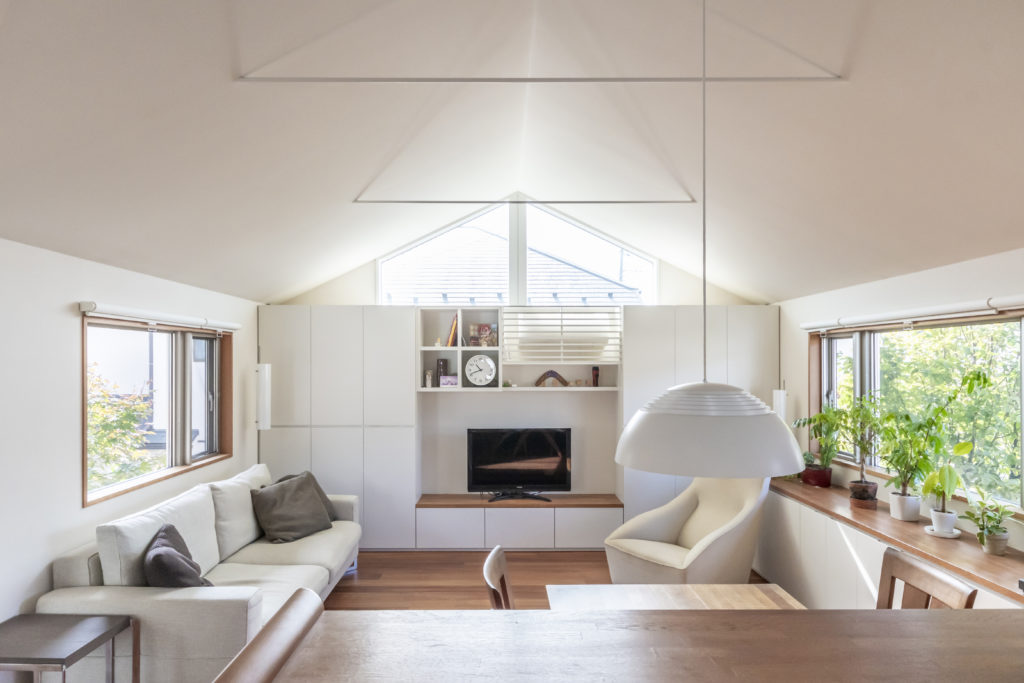 別荘地のように静かで緑に囲まれた家　緑と空の見える図書室でゆったりと本を読んで過ごす | Architecture | 100%LiFE-19