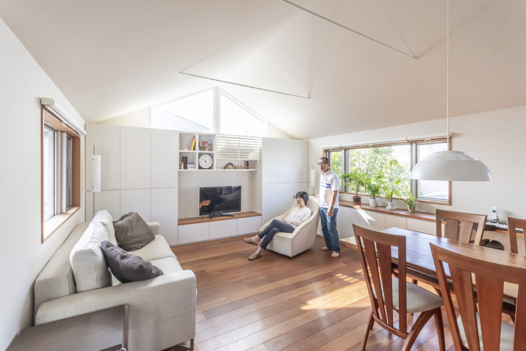 別荘地のように静かで緑に囲まれた家　緑と空の見える図書室でゆったりと本を読んで過ごす | Architecture | 100%LiFE-18