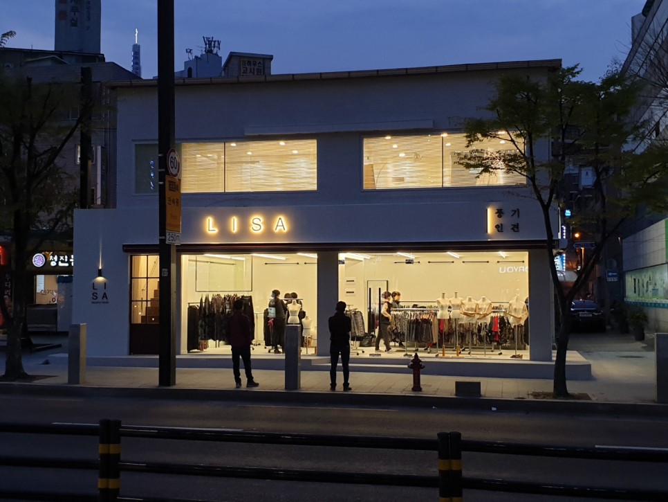 简约时尚的白色调服装店室内设计-5