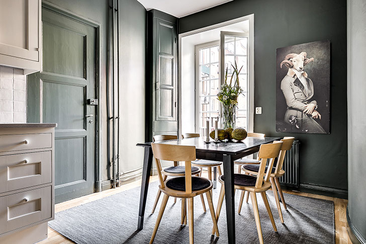 斯德哥尔摩黑色公寓里的活力花卉墙纸-20