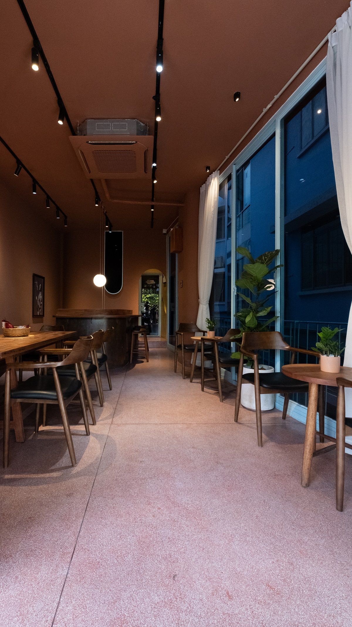 迷你公寓里的 Birmingham 咖啡馆 | 自然光与环保建材的完美融合-5