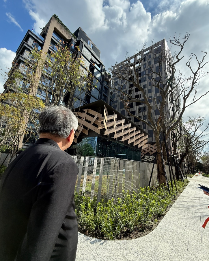 隈研吾的个人账号评论区沦陷了？因为他设计了一座酷似订书针的大楼？-24