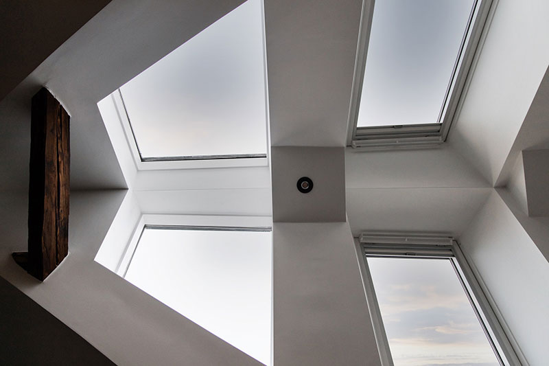 瑞典时尚阁楼公寓 | 玻璃隔墙与木梁的完美结合-11