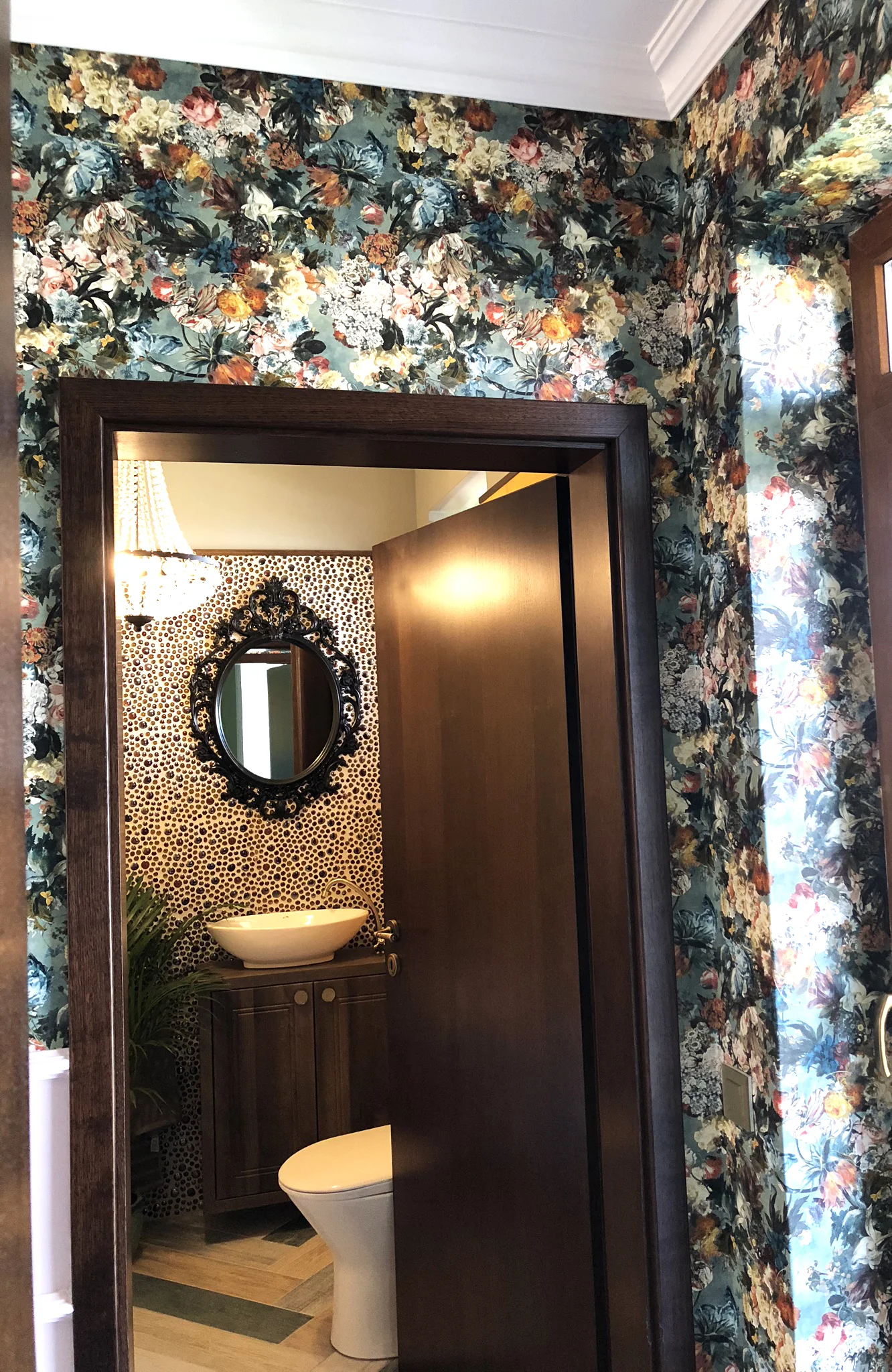 这所房子；这座住宅（注：根据语境不同，这里的house可能有多种具体指向，这所房子这座住宅都比较常见，更精准的含义需结合前后来确定，但此处按要求提供单一翻译仅举例这所房子 ）

在一般语境下，常见翻译为 这所房子  -21