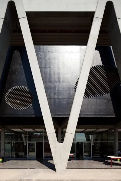 葡萄牙 Emídio Navarro 中学现代改造,室内设计焕新-12