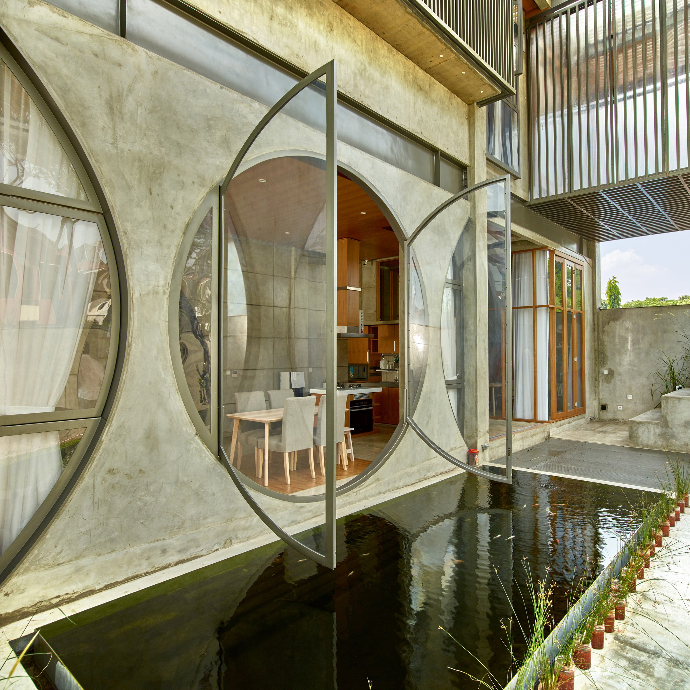 10 buildings with unusual windows that steal the limelight-2