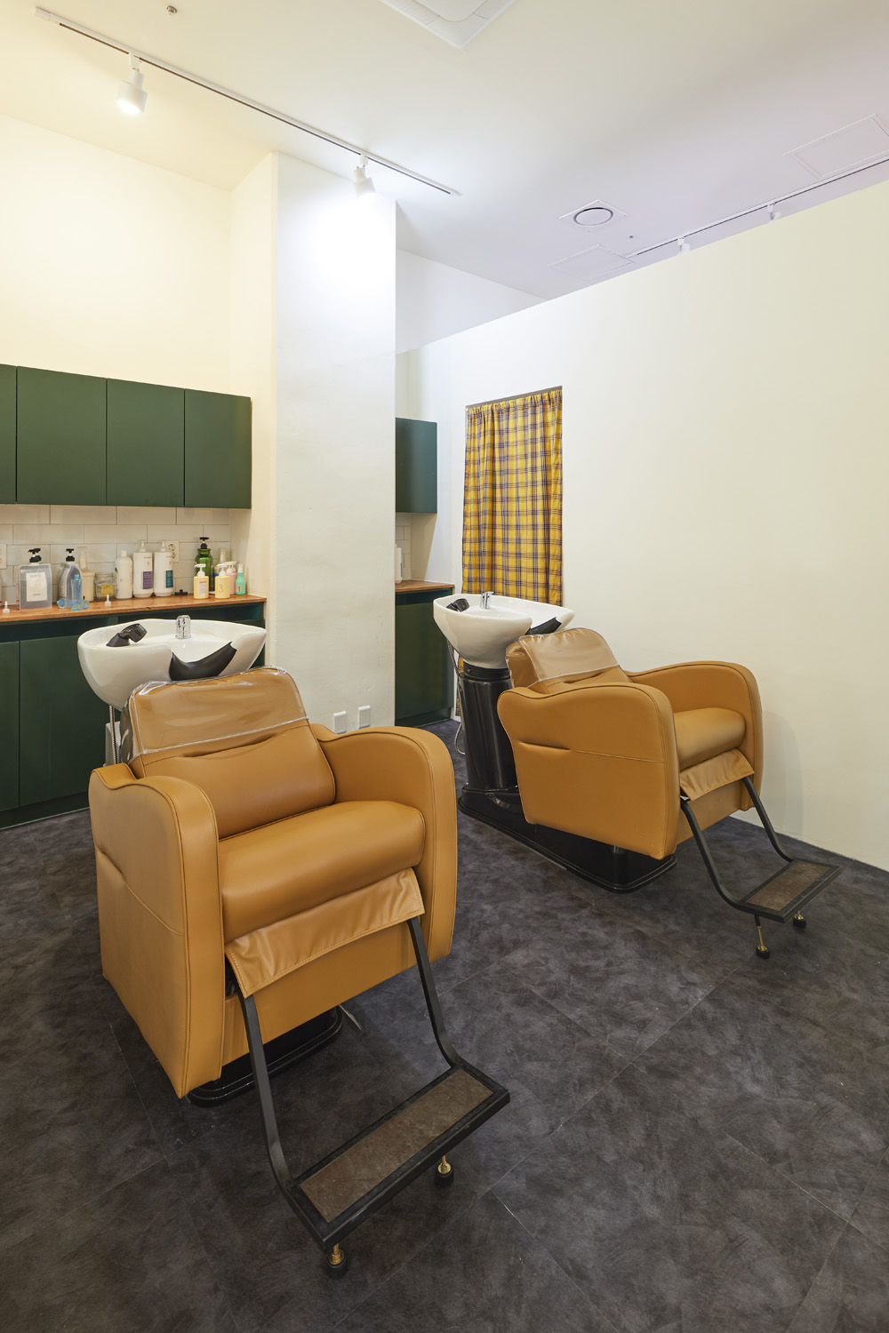 简约时尚的 24 平米美妆店设计-13